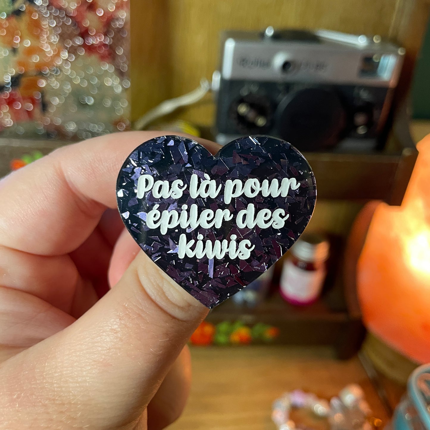 Broche "Pas là pour épiler des kiwis" en acrylique noire avec des éclats de confettis gris