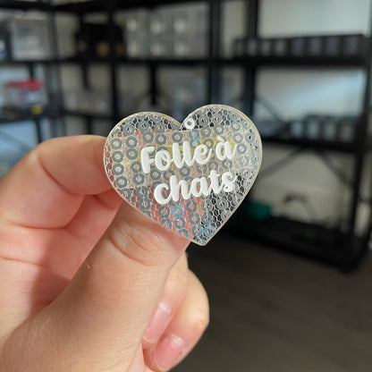 Broche "Folle à chats" en acrylique japonaise semi transparente avec des sequins argentés