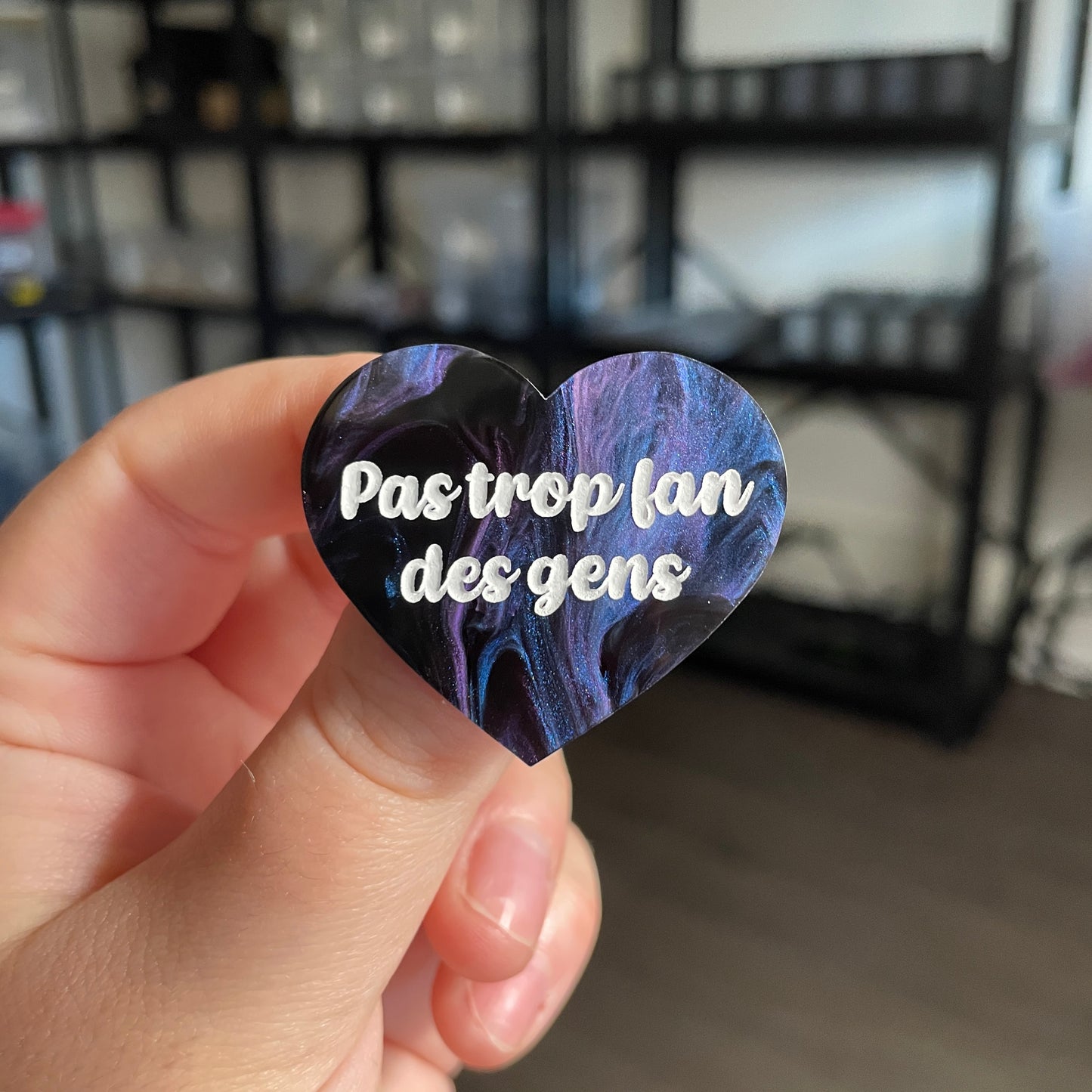 Broche "Pas trop fan des gens" en acrylique marbrée bleue, noire et violette