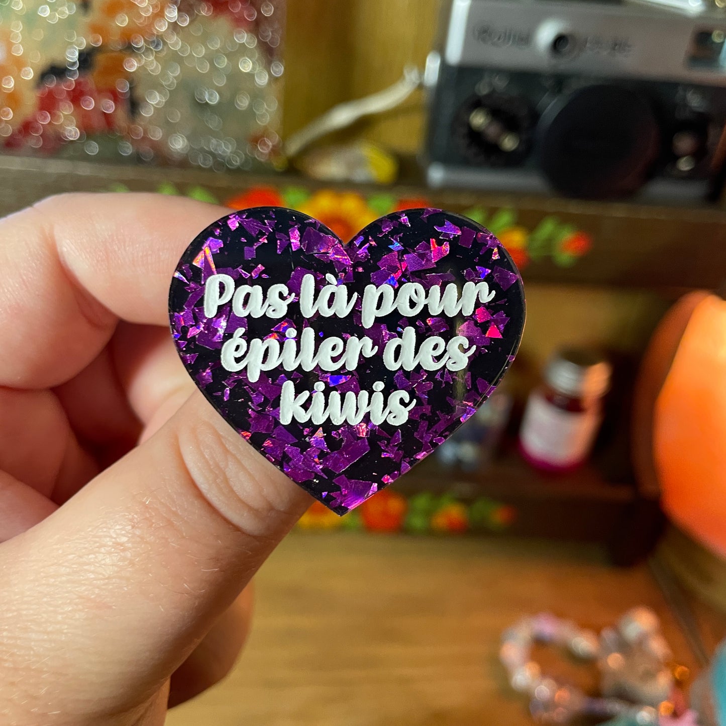 Broche "Pas là pour épiler des kiwis" en acrylique noire avec des éclats de confettis violets