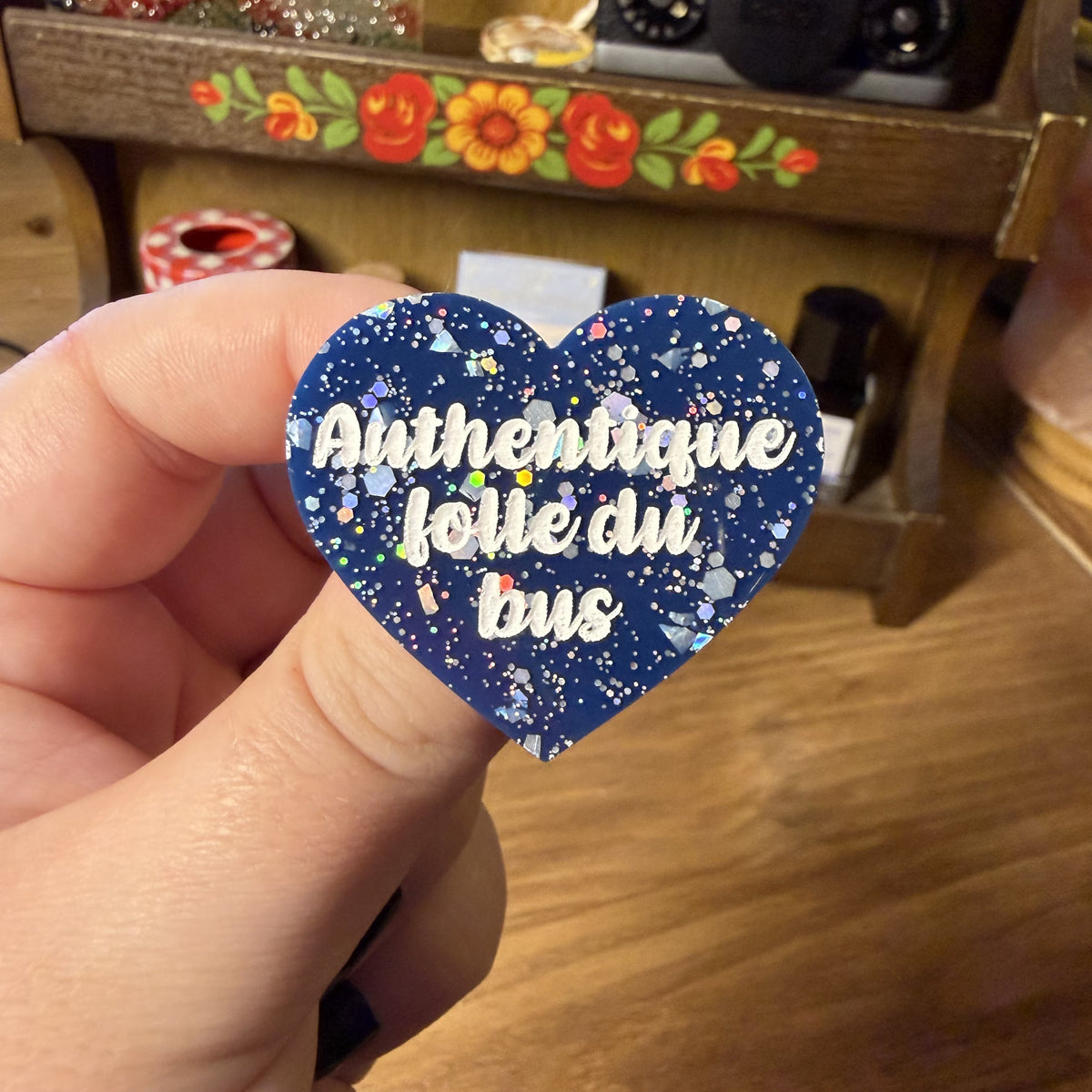 Broche "Authentique folle du bus" en acrylique bleue avec des confettis argentés