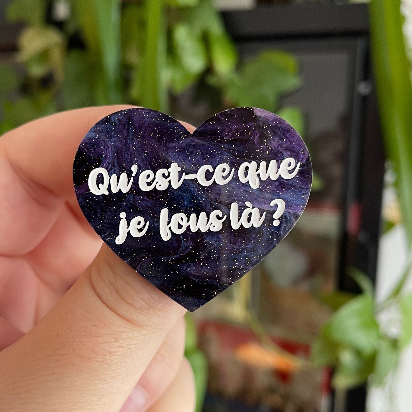 [CONTRÔLE TECHNIQUE] Broche "Qu'est-ce que je fous là ?" en acrylique marbrée bleue et violette à paillettes