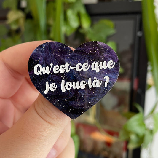 [CONTRÔLE TECHNIQUE] Broche "Qu'est-ce que je fous là ?" en acrylique marbrée bleue et violette à paillettes