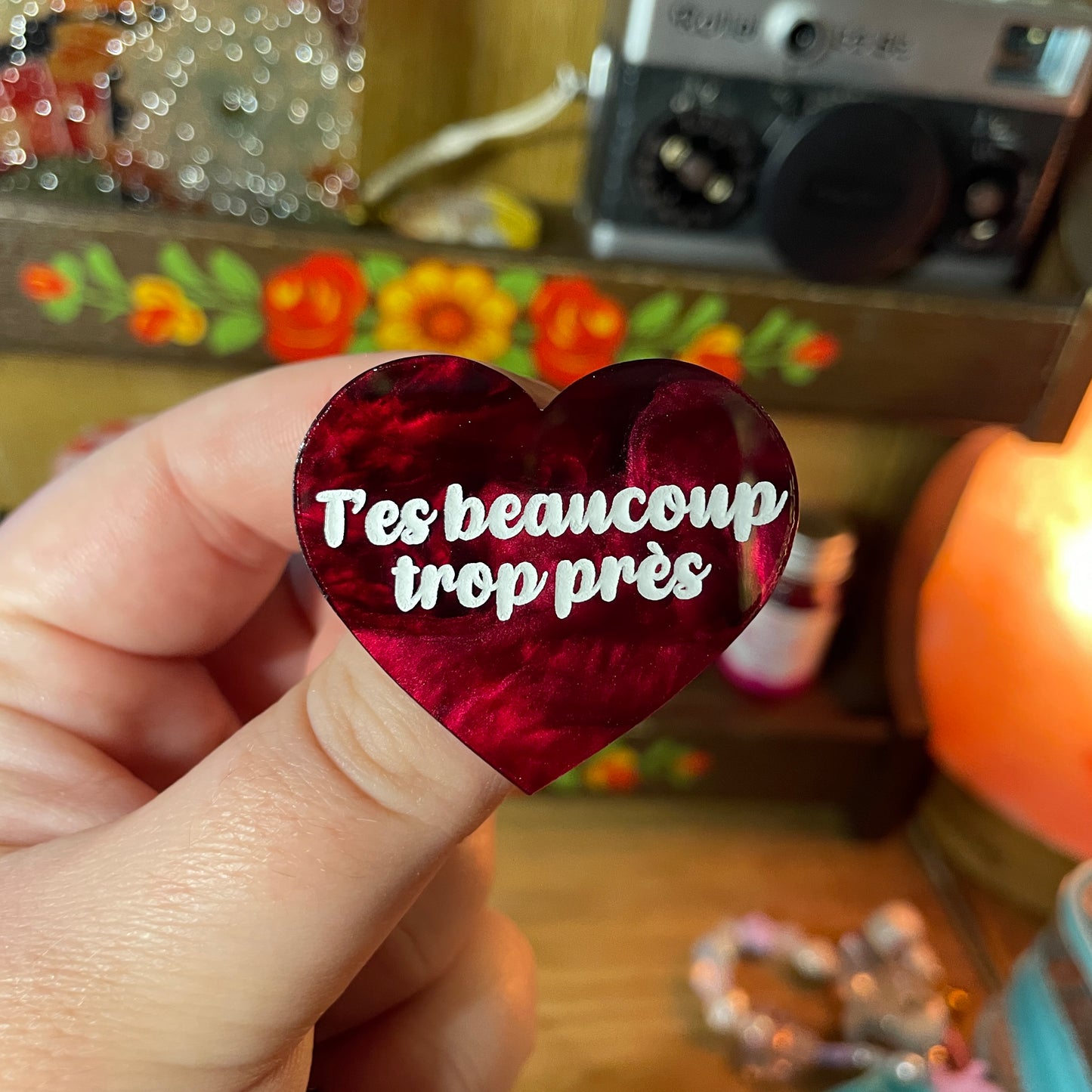 Broche "T'es beaucoup trop près" en acrylique marbrée bordeaux