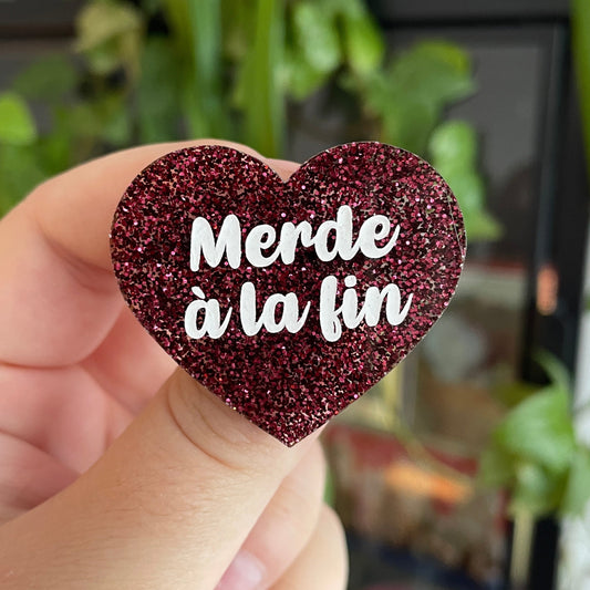 [CONTRÔLE TECHNIQUE] Broche "Merde à la fin" en acrylique bordeaux à paillettes