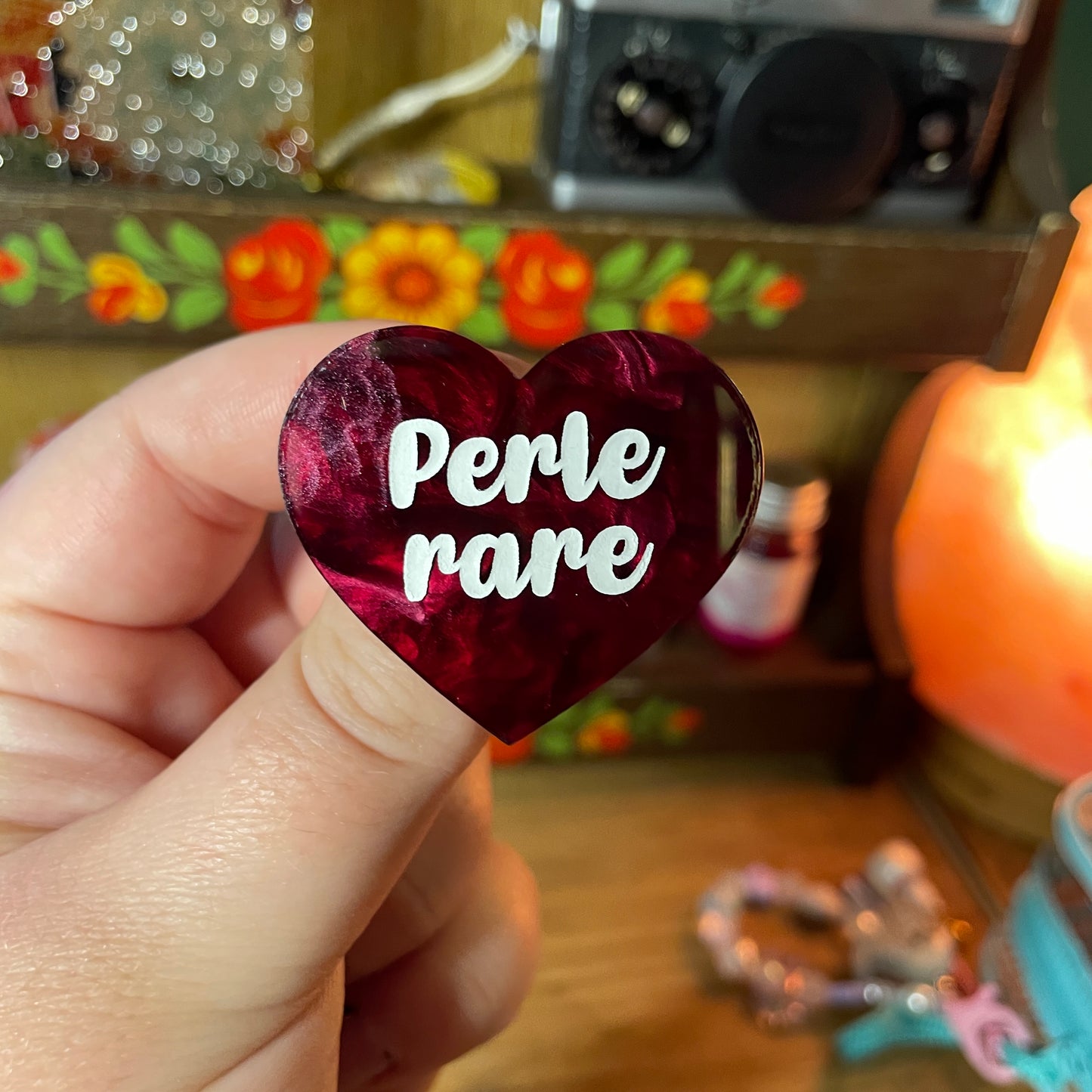 Broche "Perle rare" en acrylique marbrée bordeaux