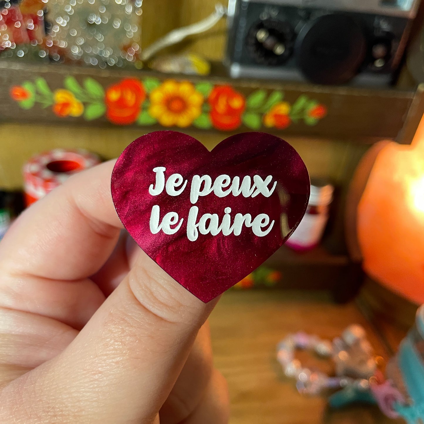 Broche "Je peux le faire" en acrylique marbrée bordeaux