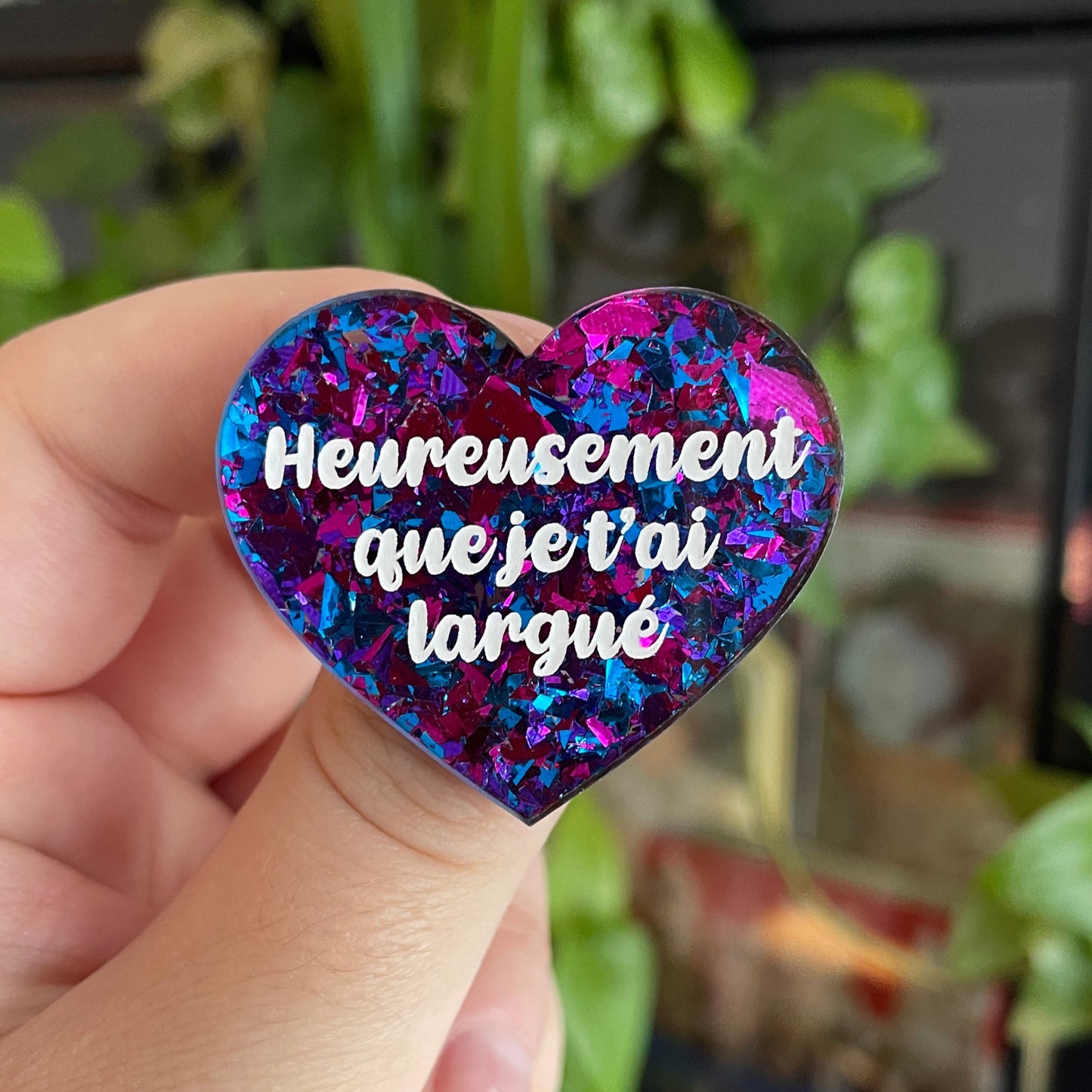[CONTRÔLE TECHNIQUE] Broche "Heureusement que je t'ai largué" en acrylique transparente avec des confettis bleus et violets