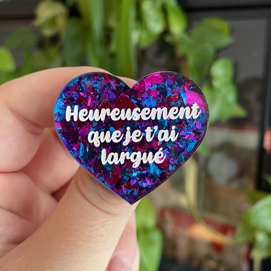 [CONTRÔLE TECHNIQUE] Broche "Heureusement que je t'ai largué" en acrylique transparente avec des confettis bleus et violets