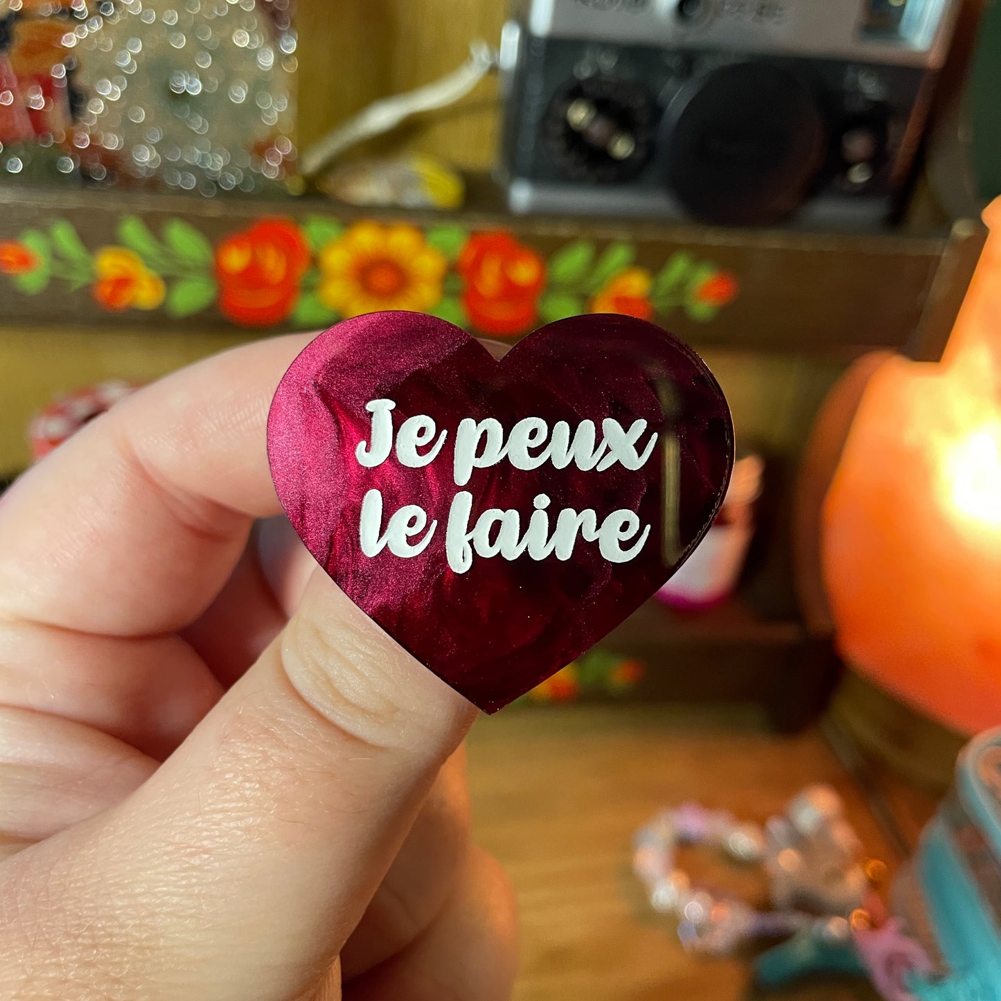 Broche "Je peux le faire" en acrylique marbrée bordeaux