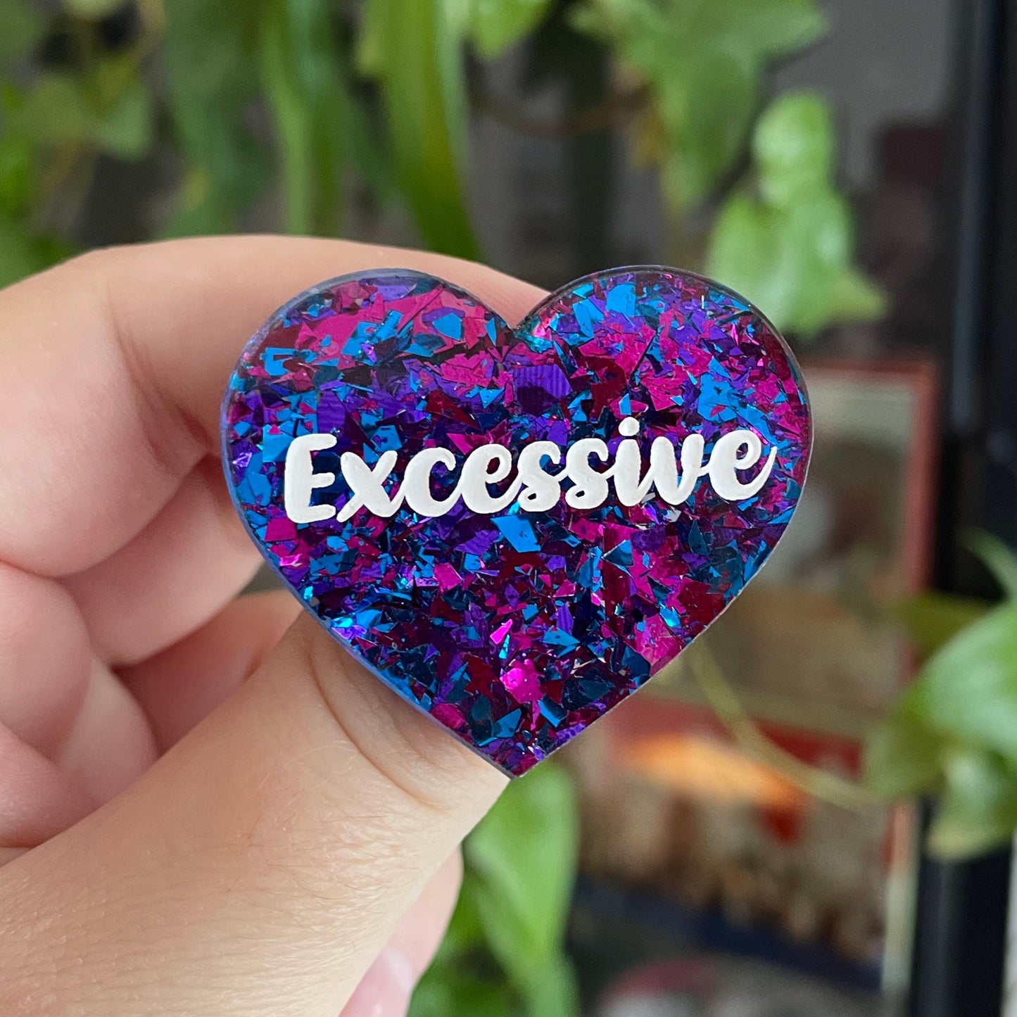 [CONTRÔLE TECHNIQUE] Broche "Excessive" en acrylique transparente avec des confettis bleus et violets