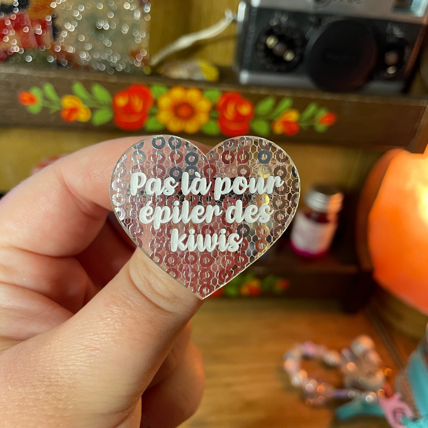Broche "Pas là pour épiler des kiwis" en acrylique japonaise transparente avec des sequins argentés