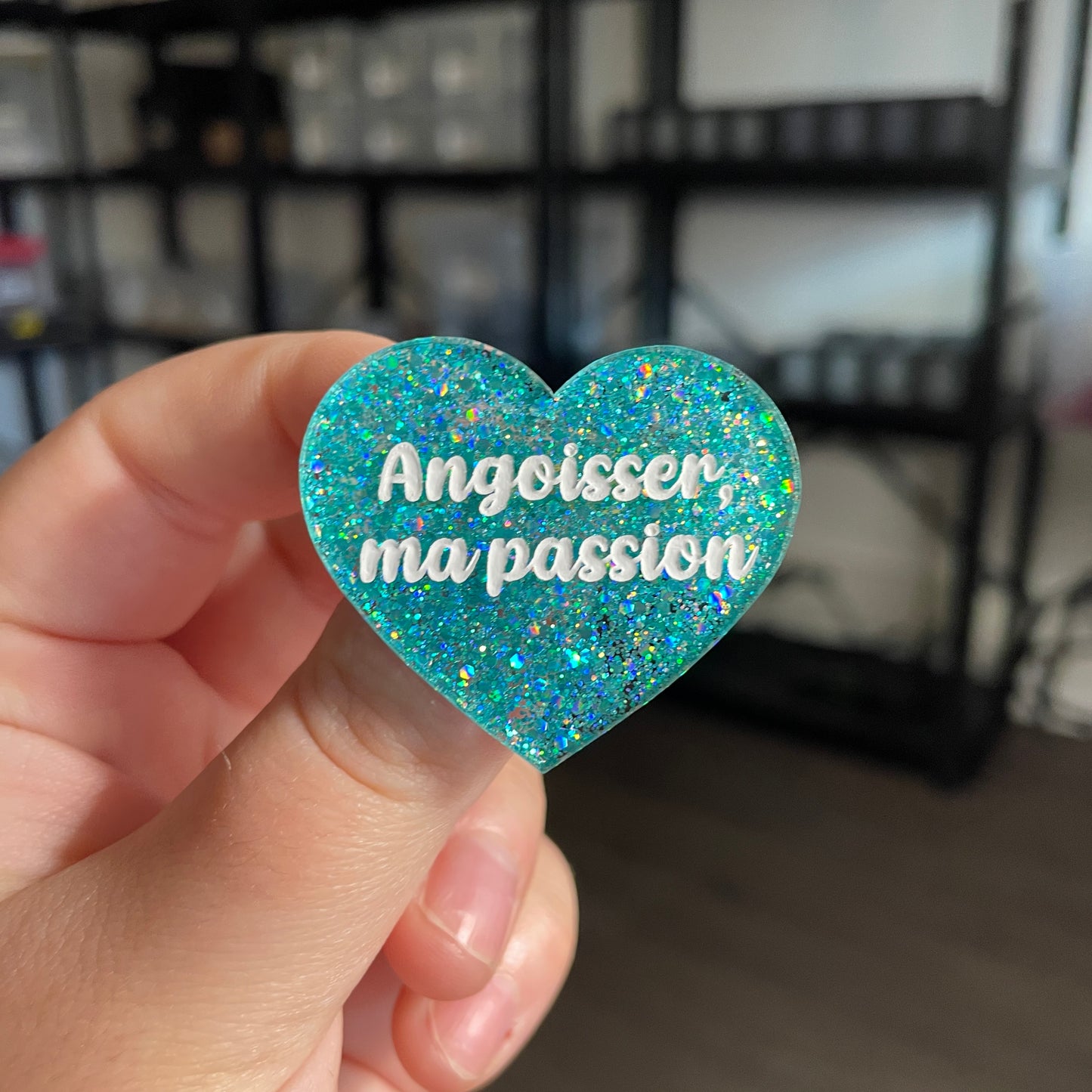 Broche "Angoisser, ma passion" en acrylique à paillettes turquoise