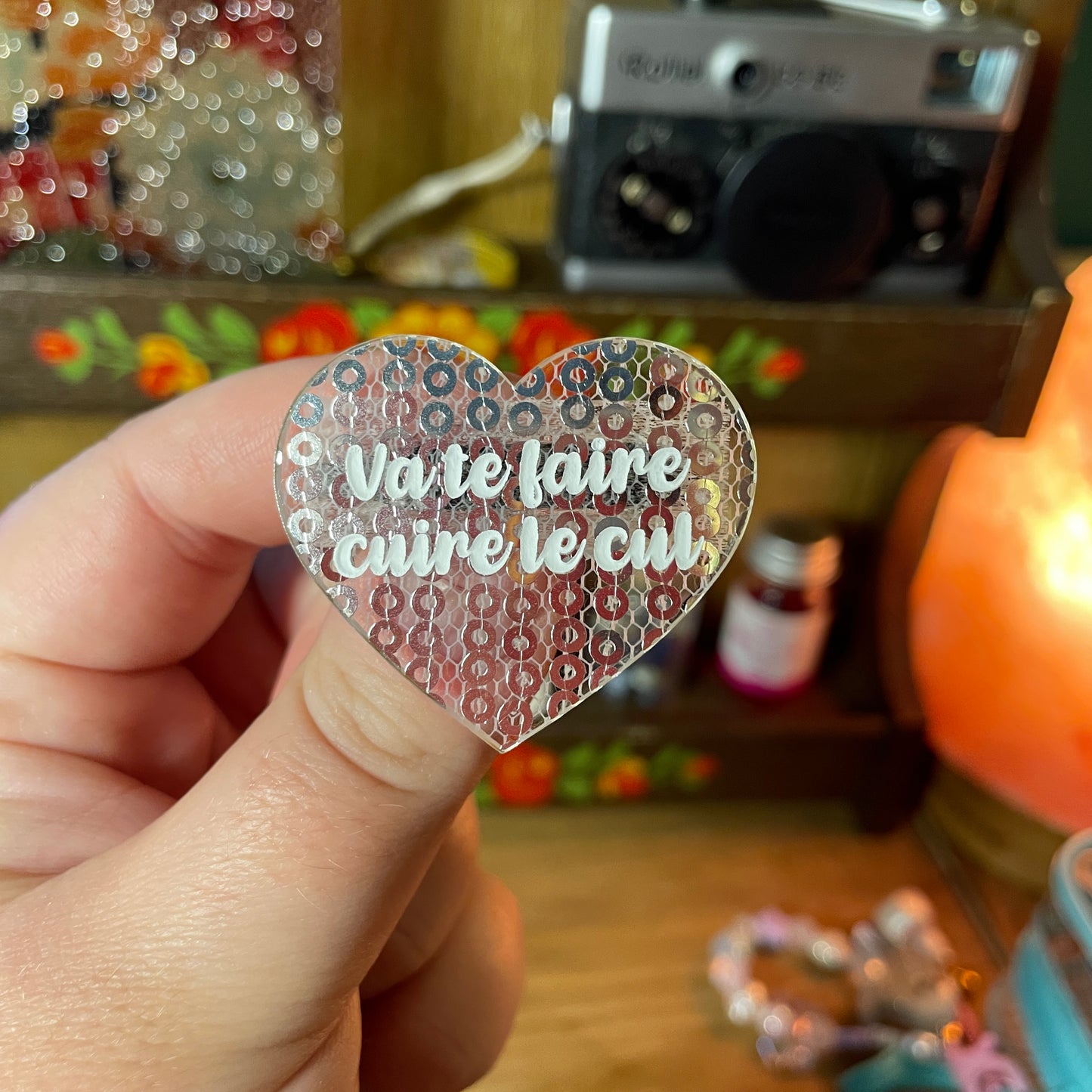 Broche "Va te faire cuire le cul" en acrylique japonaise transparente avec des sequins argentés
