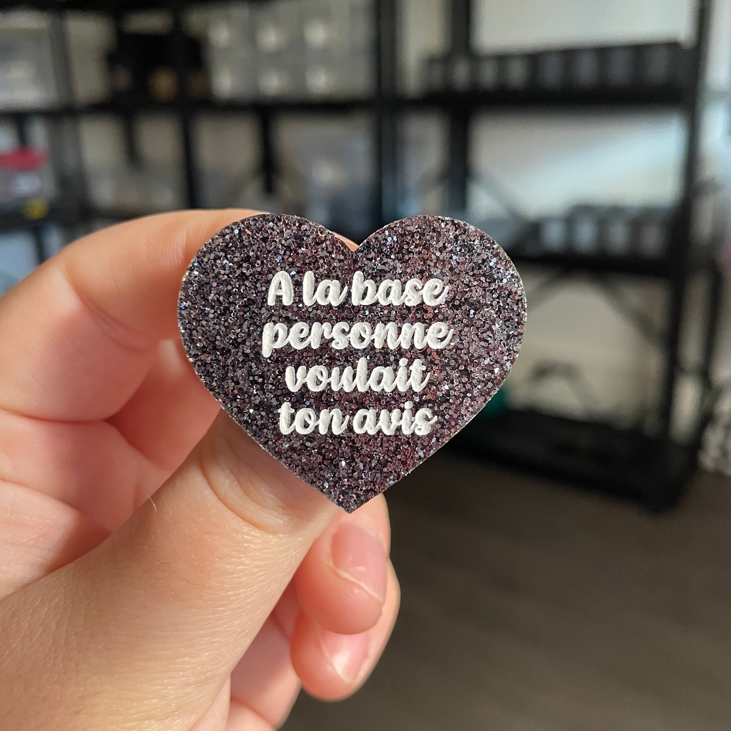 Broche "A la base personne voulait ton avis" en acrylique à paillettes grises