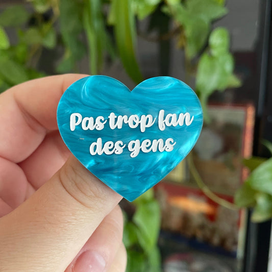 [CONTRÔLE TECHNIQUE] Broche "Pas trop fan des gens" en acrylique marbrée bleue