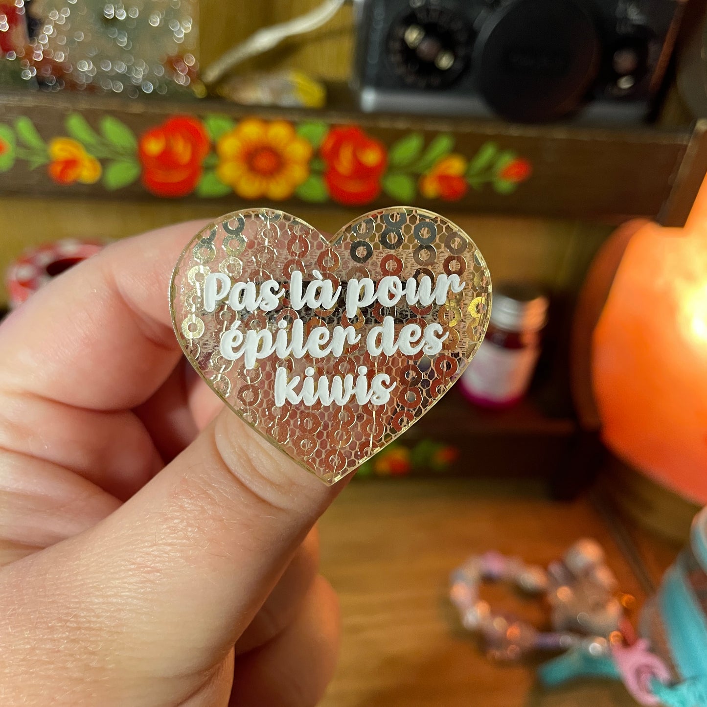 Broche "Pas là pour épiler des kiwis" en acrylique japonaise transparente avec des sequins dorés