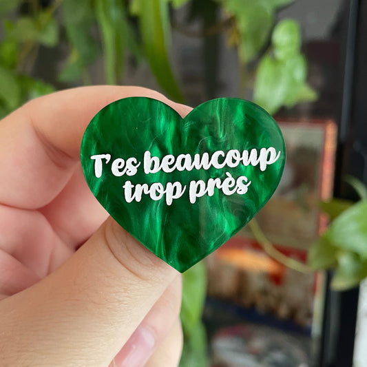[CONTRÔLE TECHNIQUE] Broche "T'es beaucoup trop près" en acrylique marbrée verte