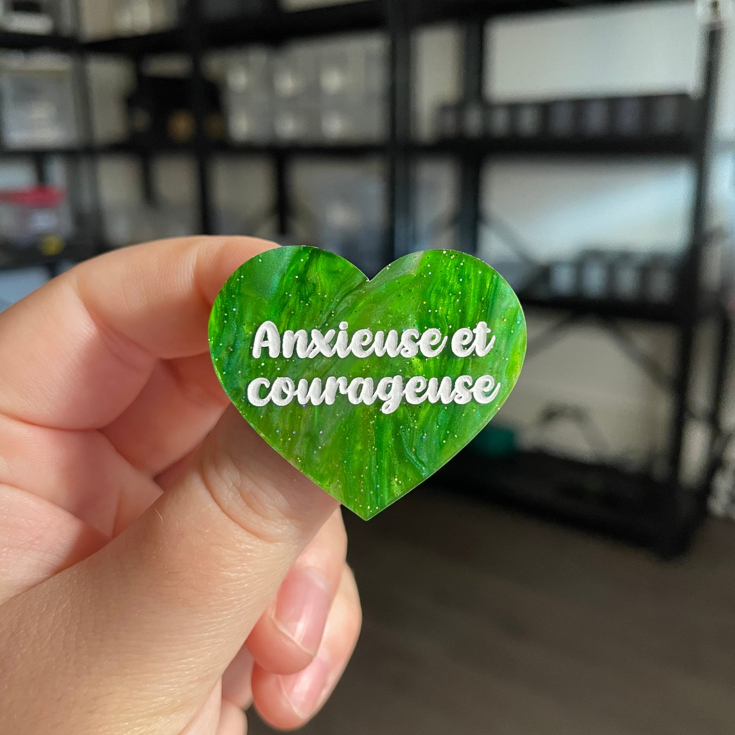 Broche "Anxieuse et courageuse" en acrylique marbrée verte à paillettes