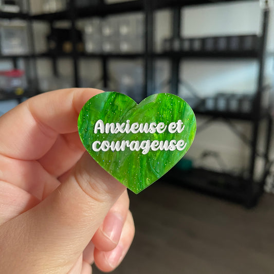 Broche "Anxieuse et courageuse" en acrylique marbrée verte à paillettes