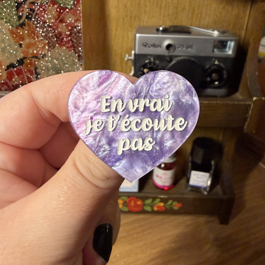 Broche "En vrai je t'écoute pas" en acrylique marbrée violette, rose et blanche à paillettes