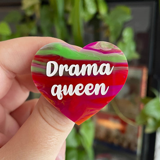 [CONTRÔLE TECHNIQUE] Broche "Drama queen" en acrylique marbrée multicolore