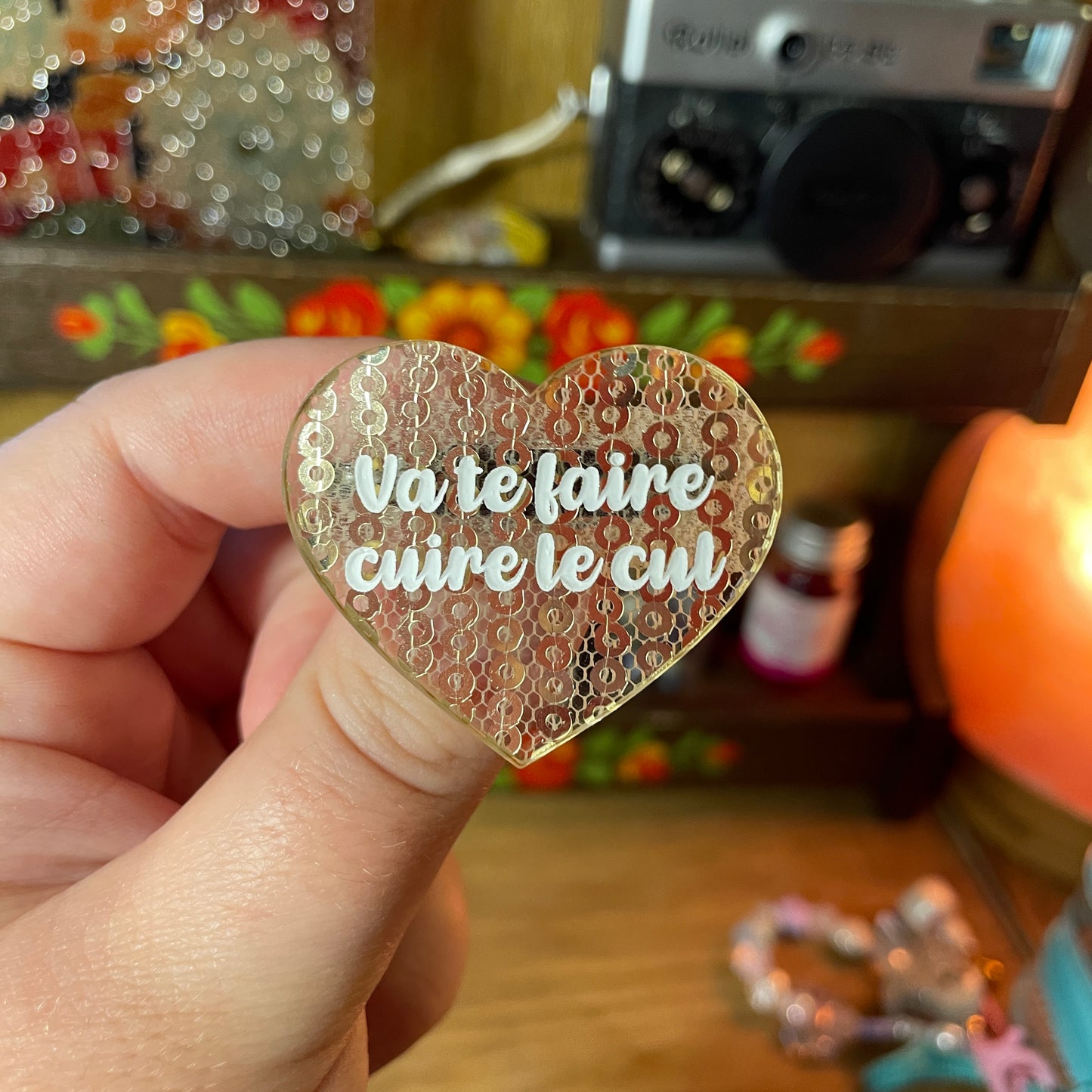 Broche "Va te faire cuire le cul" en acrylique japonaise transparente avec des sequins dorés