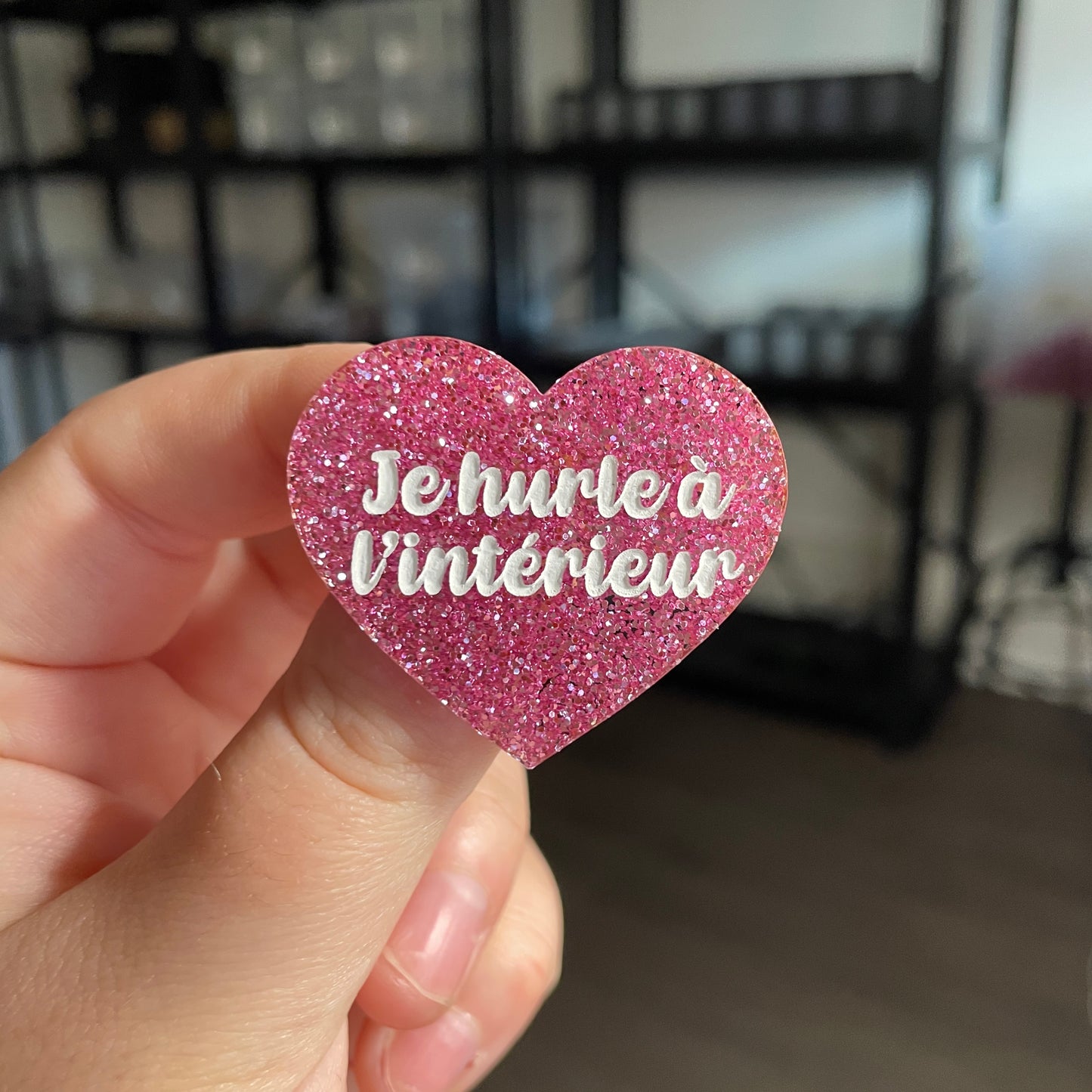 Broche "Je hurle à l'intérieur" en acrylique à paillettes roses
