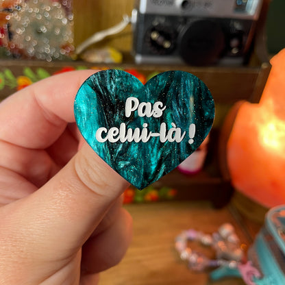 Duo de broches "Abaisse le levier, Kronk !" et "Pas celui-là !" en acrylique semi transparente à paillettes oranges et en acrylique marbrée verte et noire à paillettes