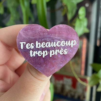 Broche "T'es beaucoup trop près" en acrylique marbrée violette à paillettes