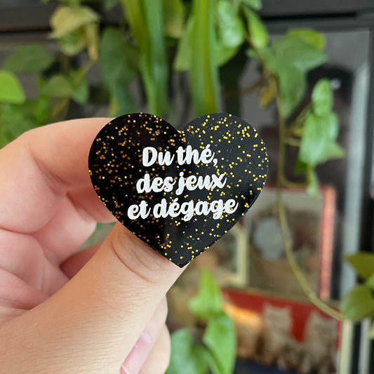 Broche "Du thé, des jeux et dégage" en acrylique noire à paillettes dorées