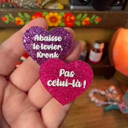 Duo de broches "Abaisse le levier, Kronk !" et "Pas celui-là !" en acrylique à paillettes violettes et en acrylique à paillettes roses