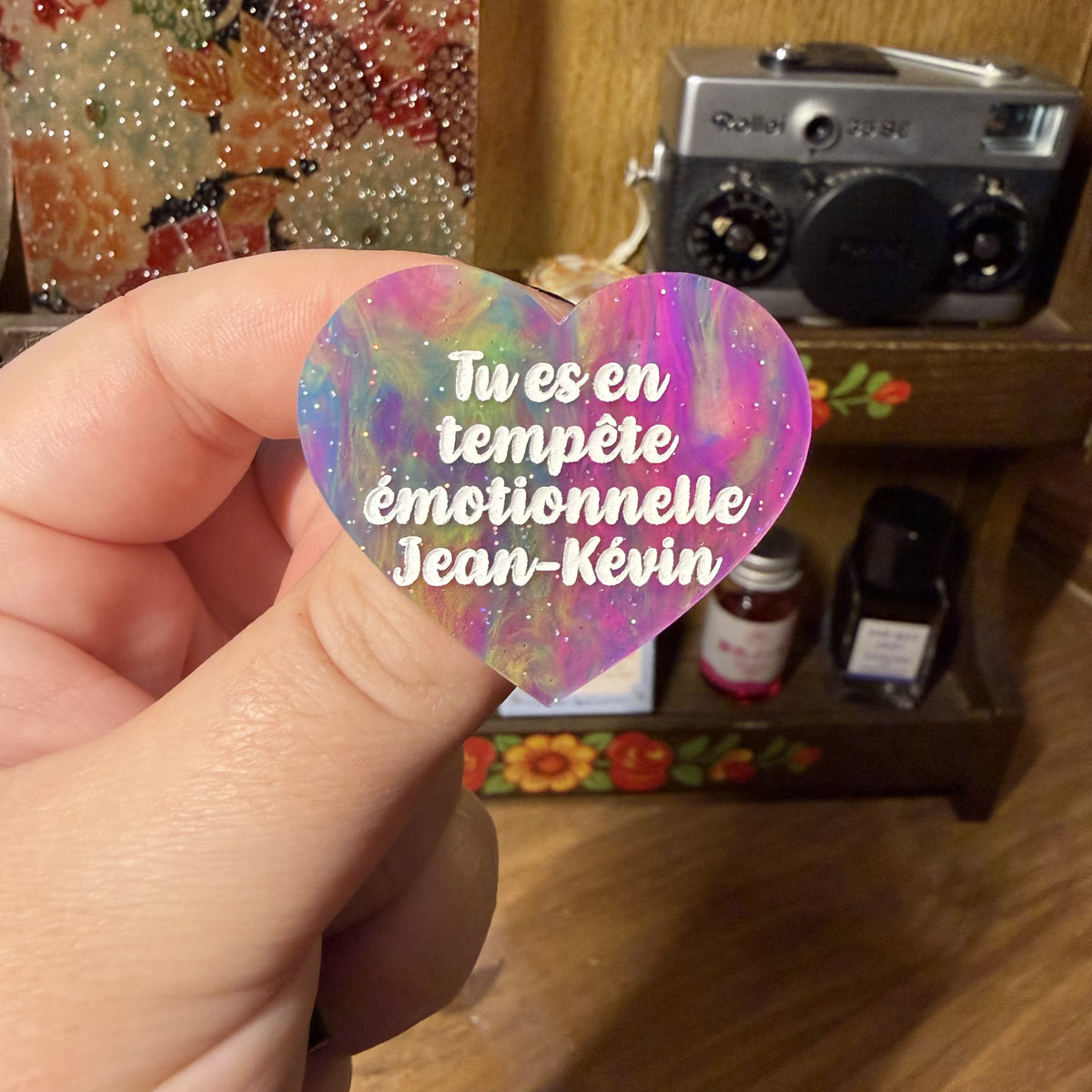 Broche "Tu es en tempête émotionnelle Jean-Kévin" en acrylique semi transparente marbrée multicolore