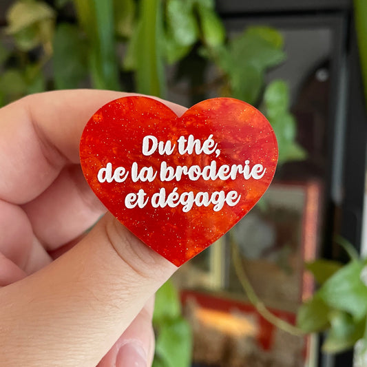 [CONTRÔLE TECHNIQUE] Broche "Du thé, de la broderie et dégage" en acrylique marbrée orange à paillettes