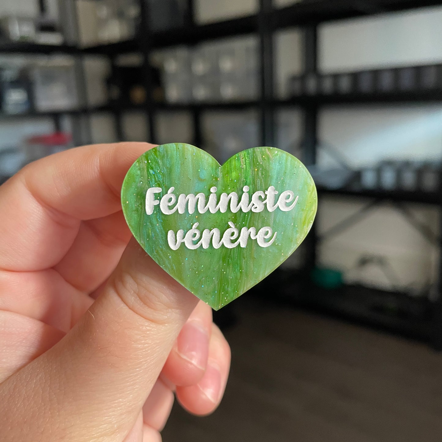 Broche "Féministe vénère" en acrylique marbrée verte à paillettes
