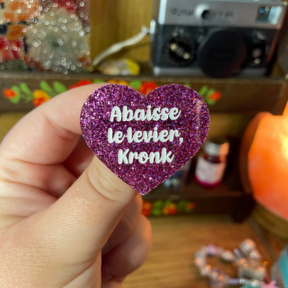 Duo de broches "Abaisse le levier, Kronk !" et "Pas celui-là !" en acrylique à paillettes violettes et en acrylique à paillettes roses