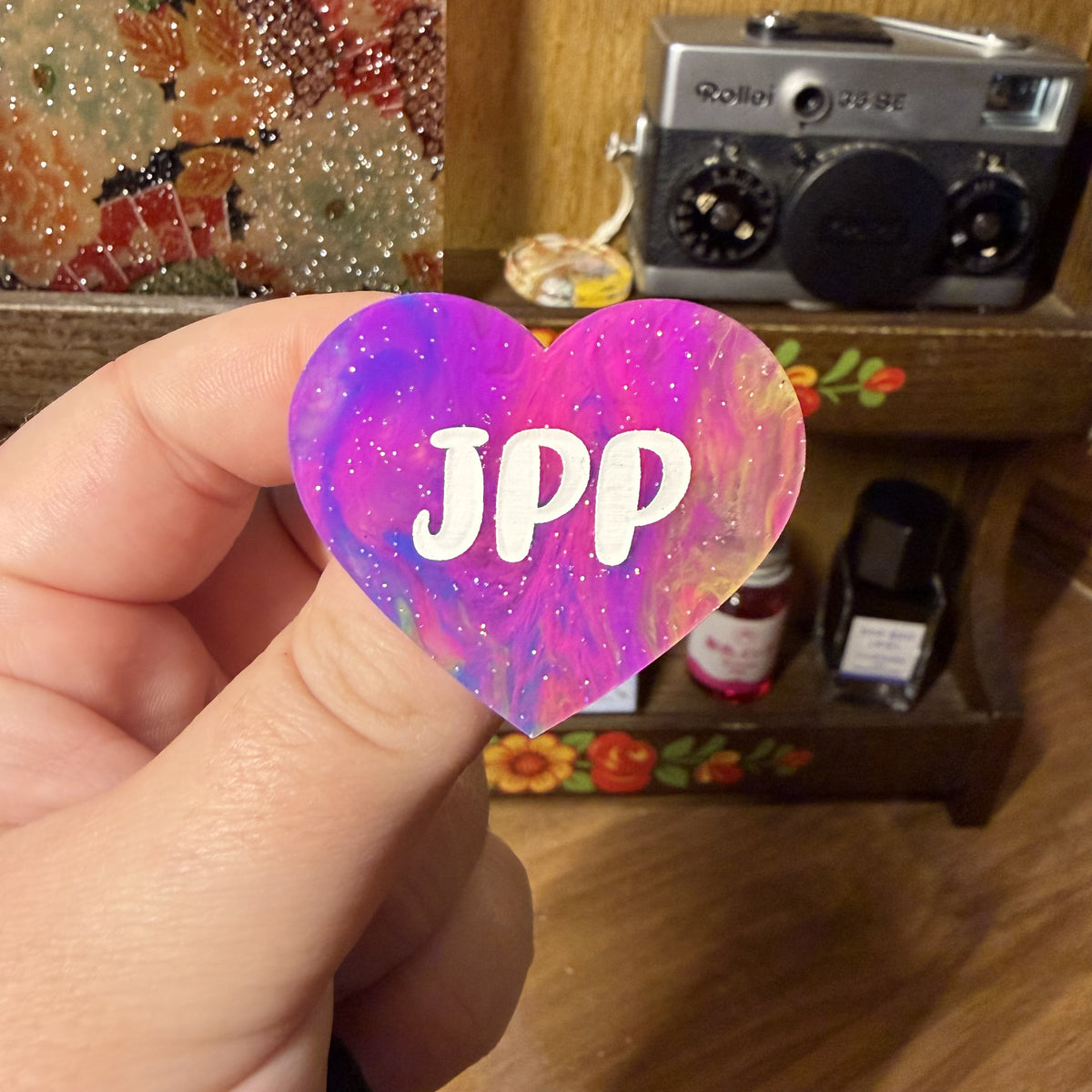 Broche "JPP" en acrylique semi transparente marbrée multicolore