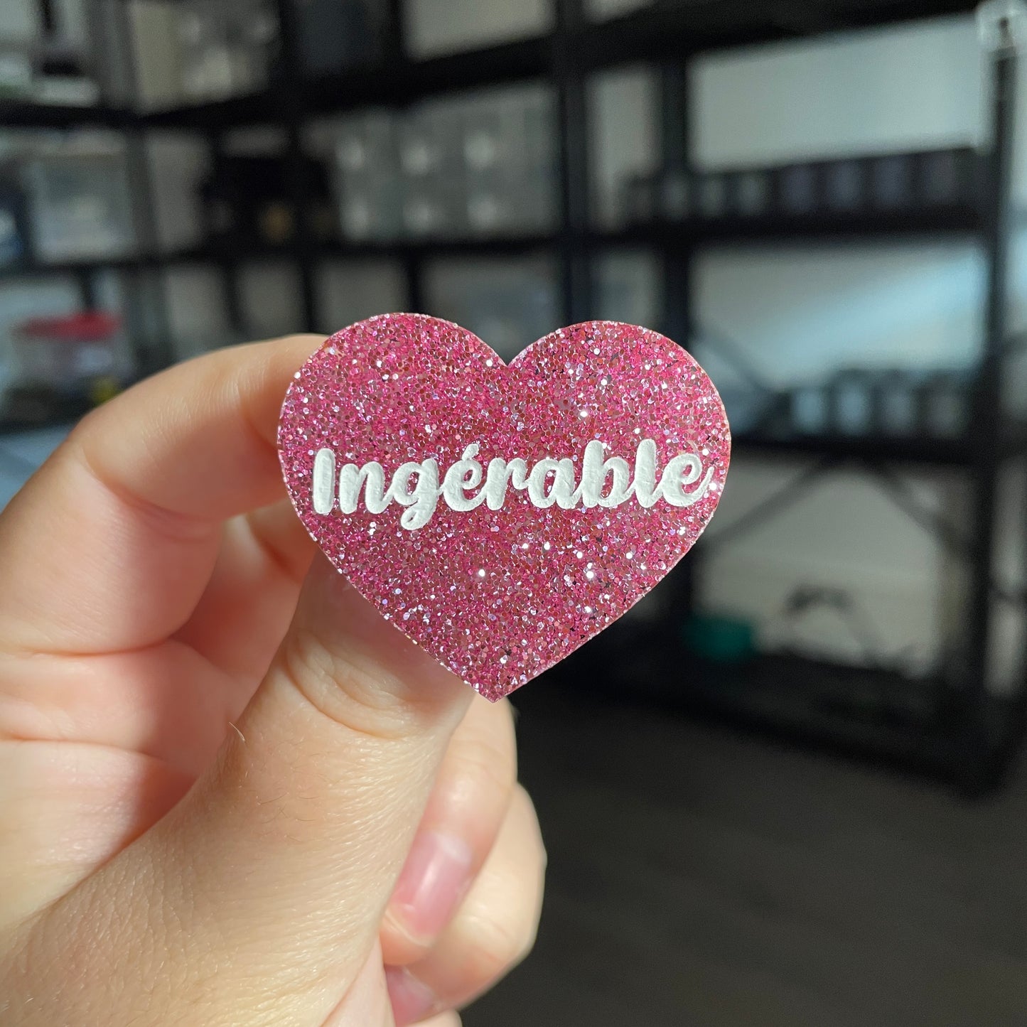 Broche "Ingérable" en acrylique à paillettes roses