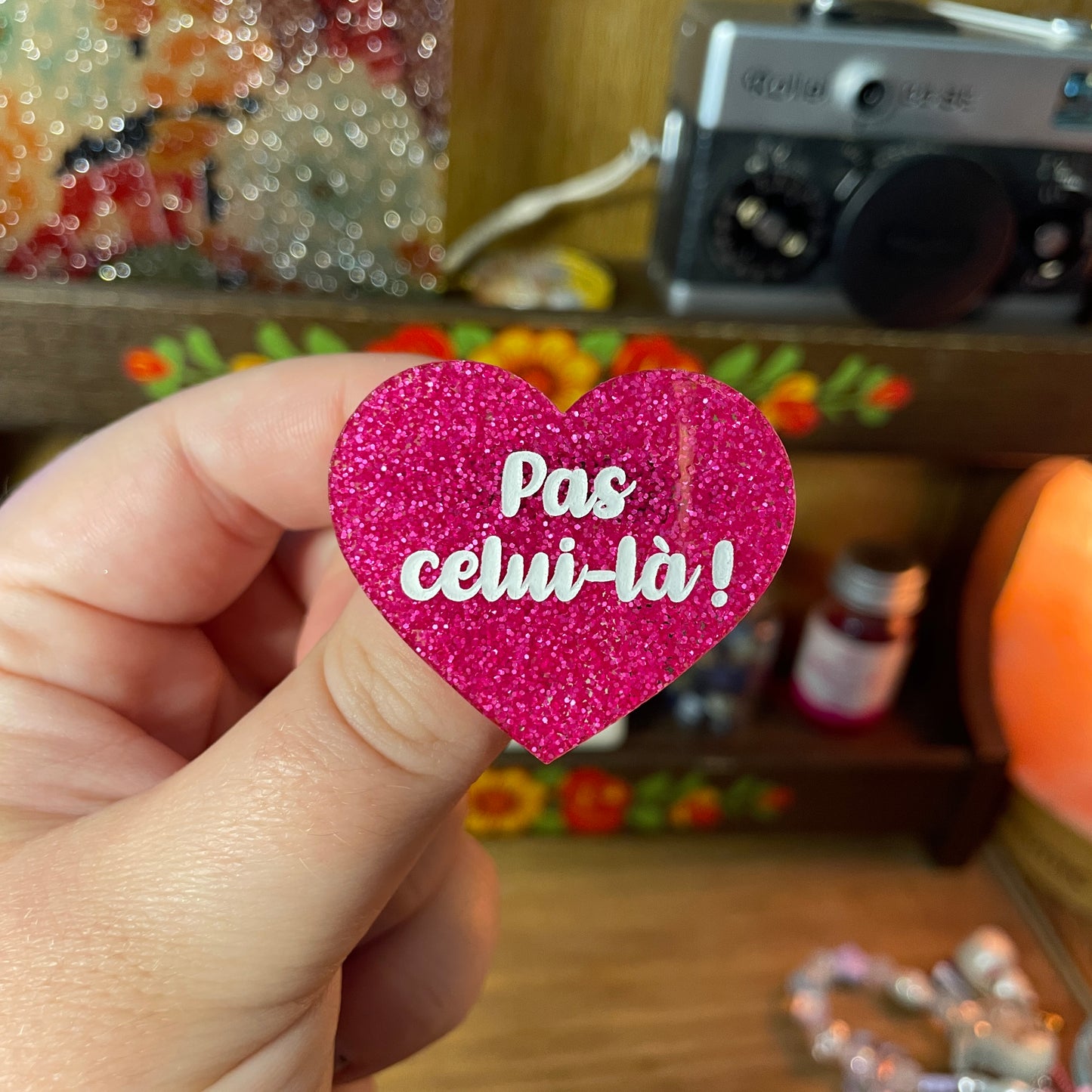 Duo de broches "Abaisse le levier, Kronk !" et "Pas celui-là !" en acrylique à paillettes violettes et en acrylique à paillettes roses