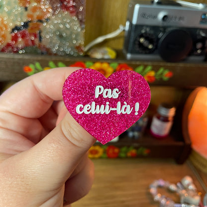 Duo de broches "Abaisse le levier, Kronk !" et "Pas celui-là !" en acrylique à paillettes violettes et en acrylique à paillettes roses