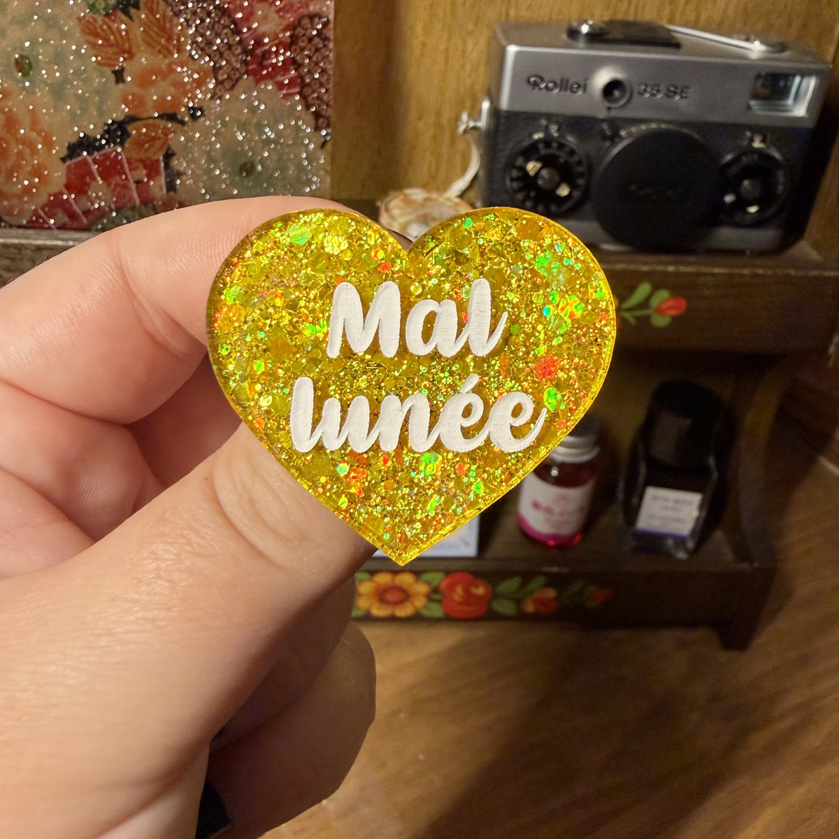 Broche "Mal lunée" en acrylique à paillettes jaunes