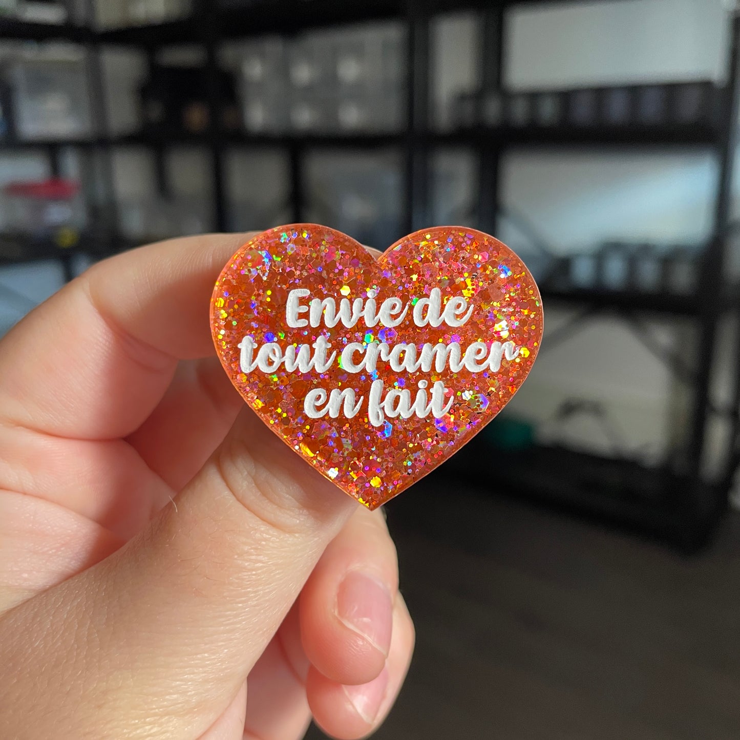 Broche "Envie de tout cramer en fait" en acrylique semi transparente avec des paillettes corail