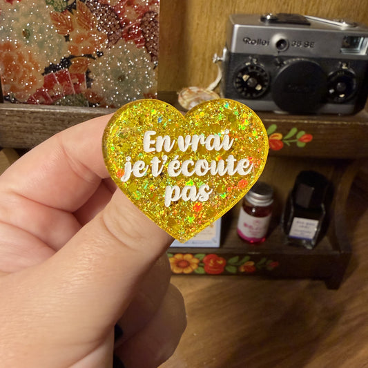 Broche "En vrai je t'écoute pas" en acrylique à paillettes jaunes