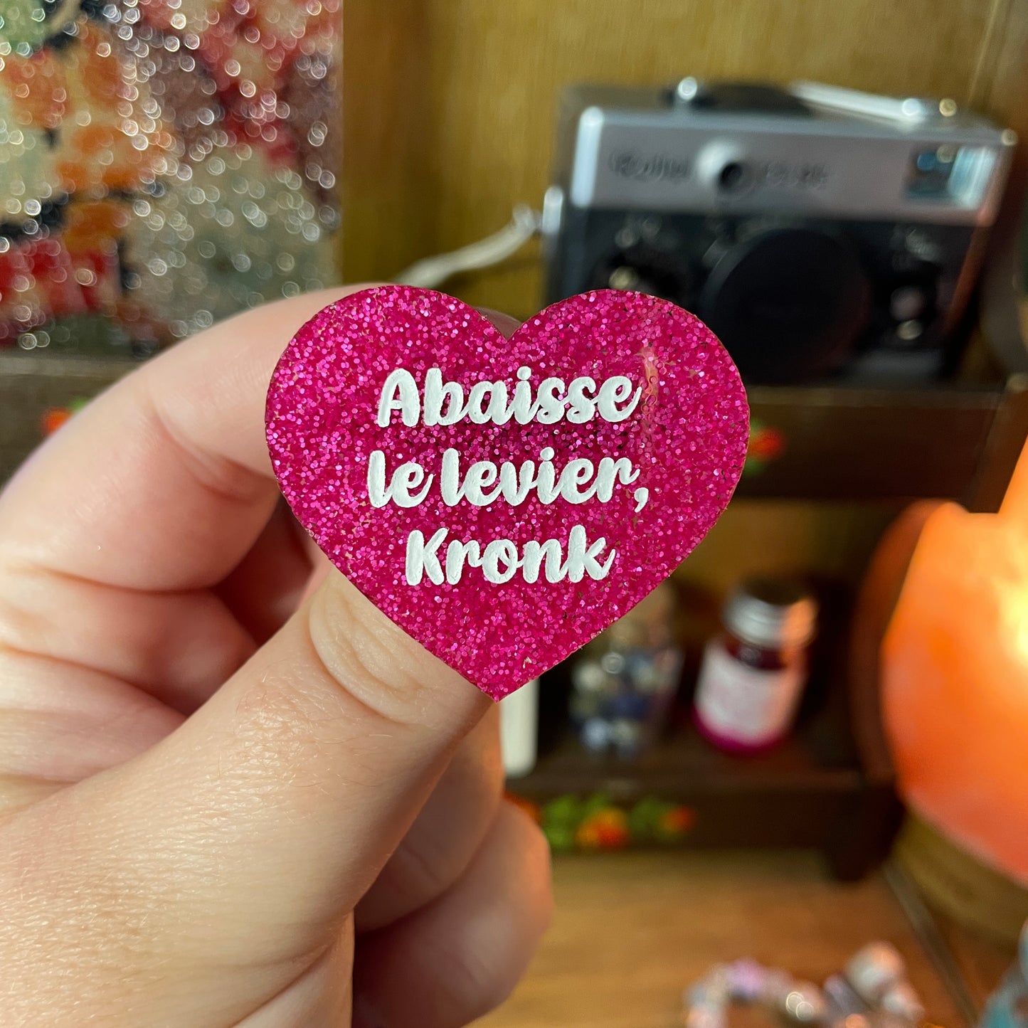 Duo de broches "Abaisse le levier, Kronk !" et "Pas celui-là !" en acrylique à paillettes roses et en acrylique marbrée bleue et violette à paillettes