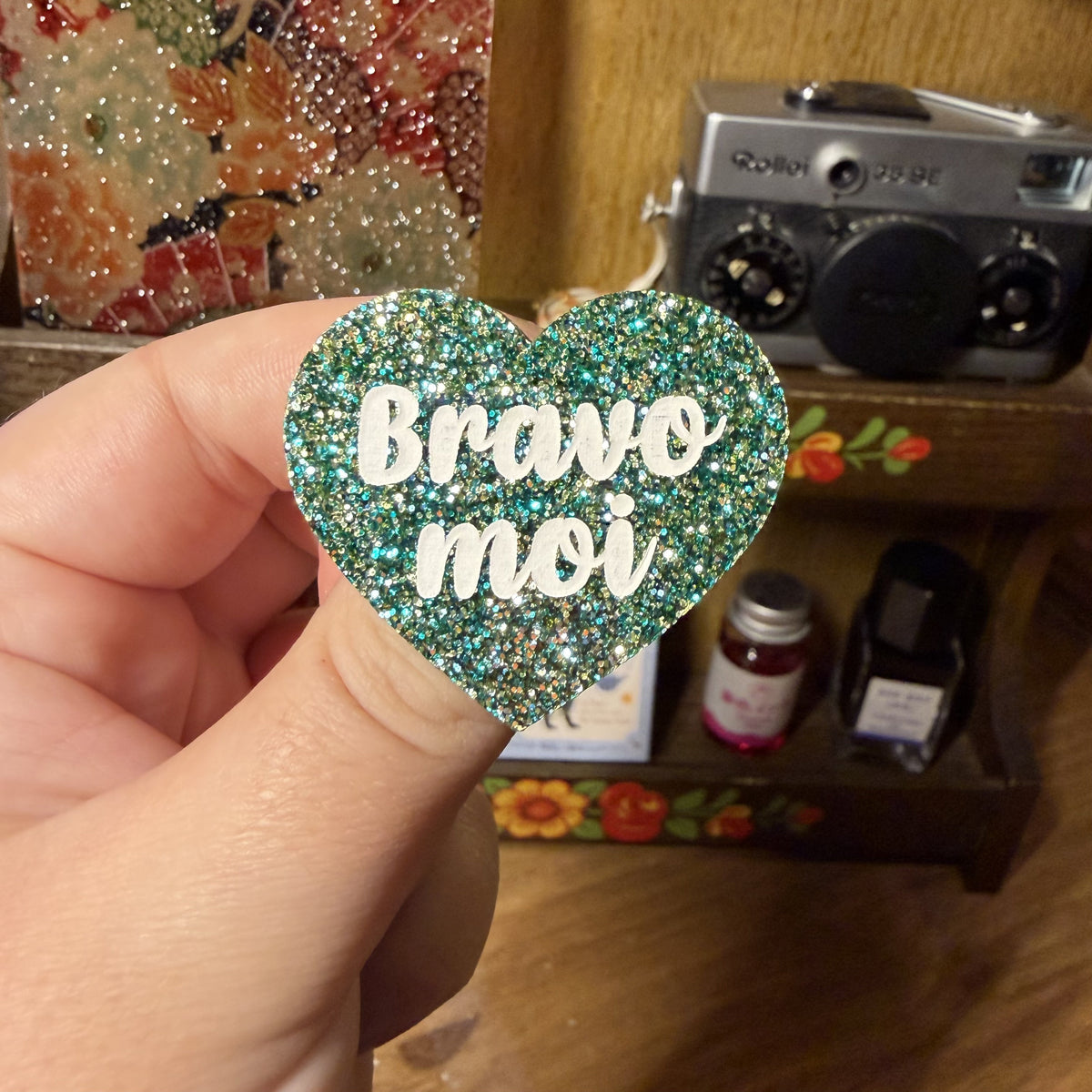 Broche "Bravo moi" en acrylique à paillettes vertes