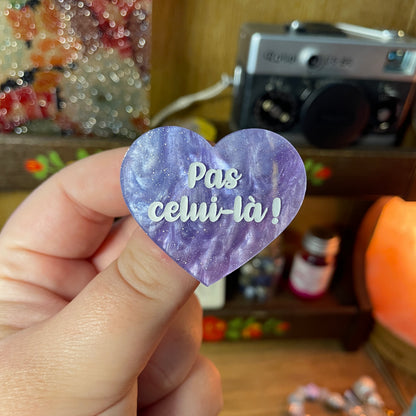 Duo de broches "Abaisse le levier, Kronk !" et "Pas celui-là !" en acrylique à paillettes roses et en acrylique marbrée bleue et violette à paillettes