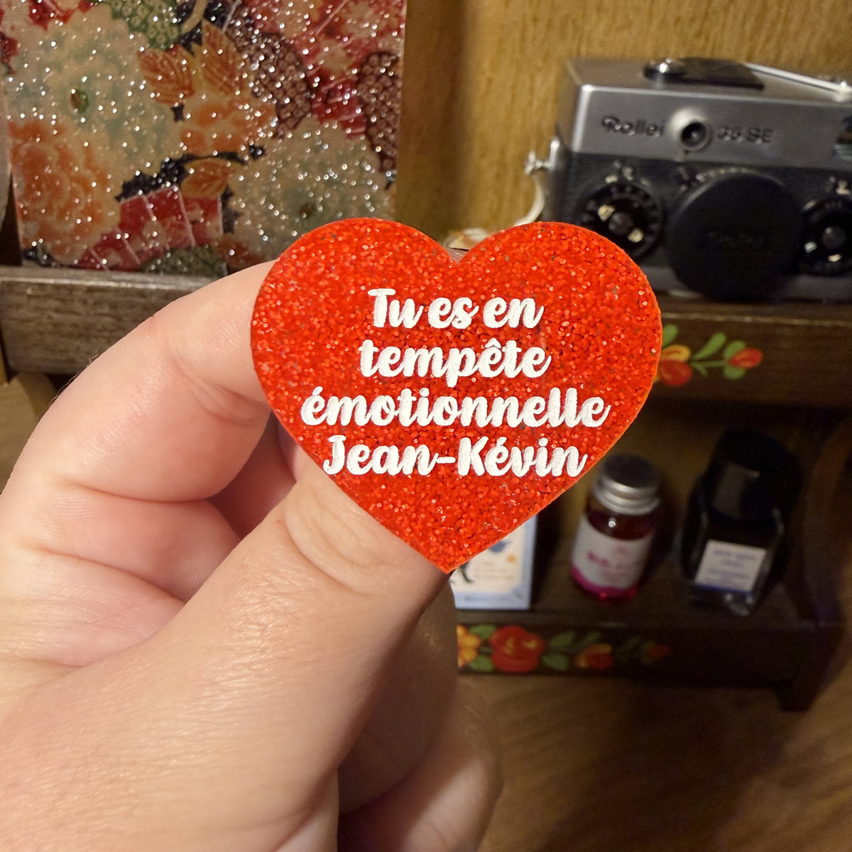 Broche "Tu es en tempête émotionnelle Jean-Kévin" en acrylique à paillettes oranges