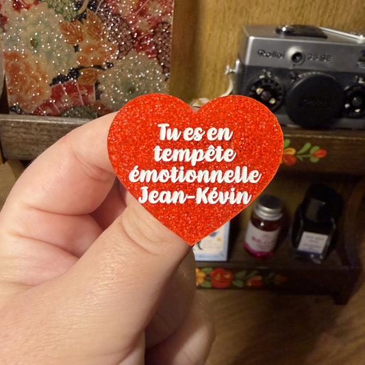 Broche "Tu es en tempête émotionnelle Jean-Kévin" en acrylique à paillettes oranges