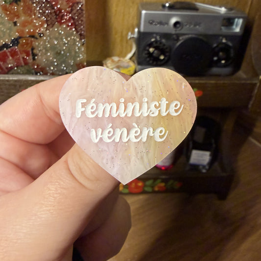 Broche "Féministe vénère" en acrylique semi transparente marbrée corail, orange et jaune à paillettes