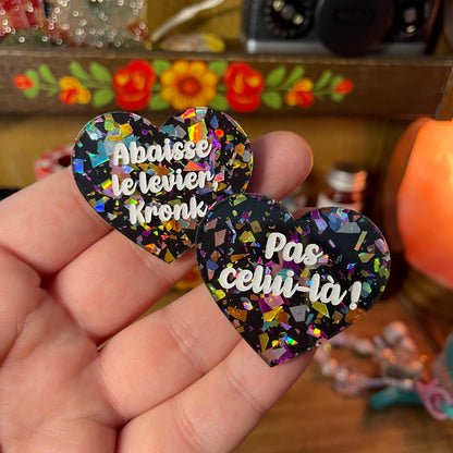 Duo de broches "Abaisse le levier, Kronk !" et "Pas celui-là !" en acrylique noire avec des éclats de confettis multicolores